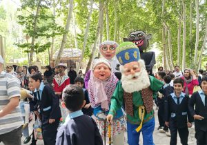 شادپیمایی افتتاحیه سومین جشنواره ملی تئاتر محلات