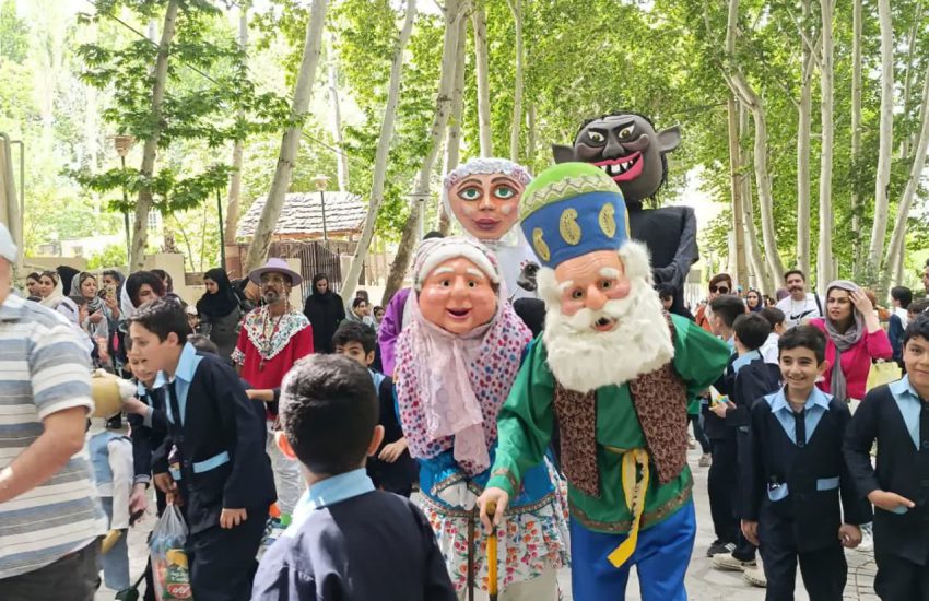شادپیمایی افتتاحیه سومین جشنواره ملی تئاتر محلات