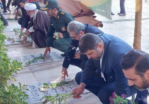 عطرافشانی و گلباران قبور مطهر شهدای والامقام در محلات
