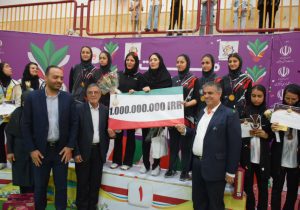 تجلیل استاندار مرکزی از دختران بدمینتون‌باز افتخارآفرین با جایزه ویژه