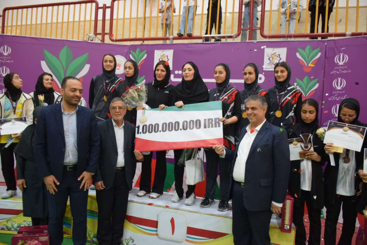 تجلیل استاندار مرکزی از دختران بدمینتون‌باز افتخارآفرین با جایزه ویژه