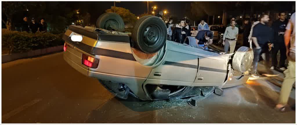 واژگونی یک دستگاه خودروی سواری پژو ۴۰۵ در بلوار آیت‌الله‌خامنه‌ای محلات