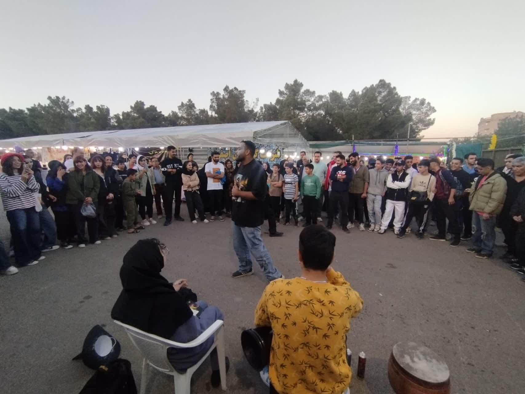 اجرای تئاتر خیابانی «جادوی گل» همزمان با فرش سرگل آسیا در محلات