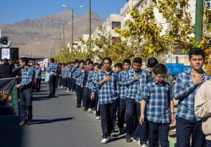 حرکت دسته‌عزاداری دانش‌آموزان دبیرستان المهدی(عج) در سوگ شهادت حضرت زهرا(س)