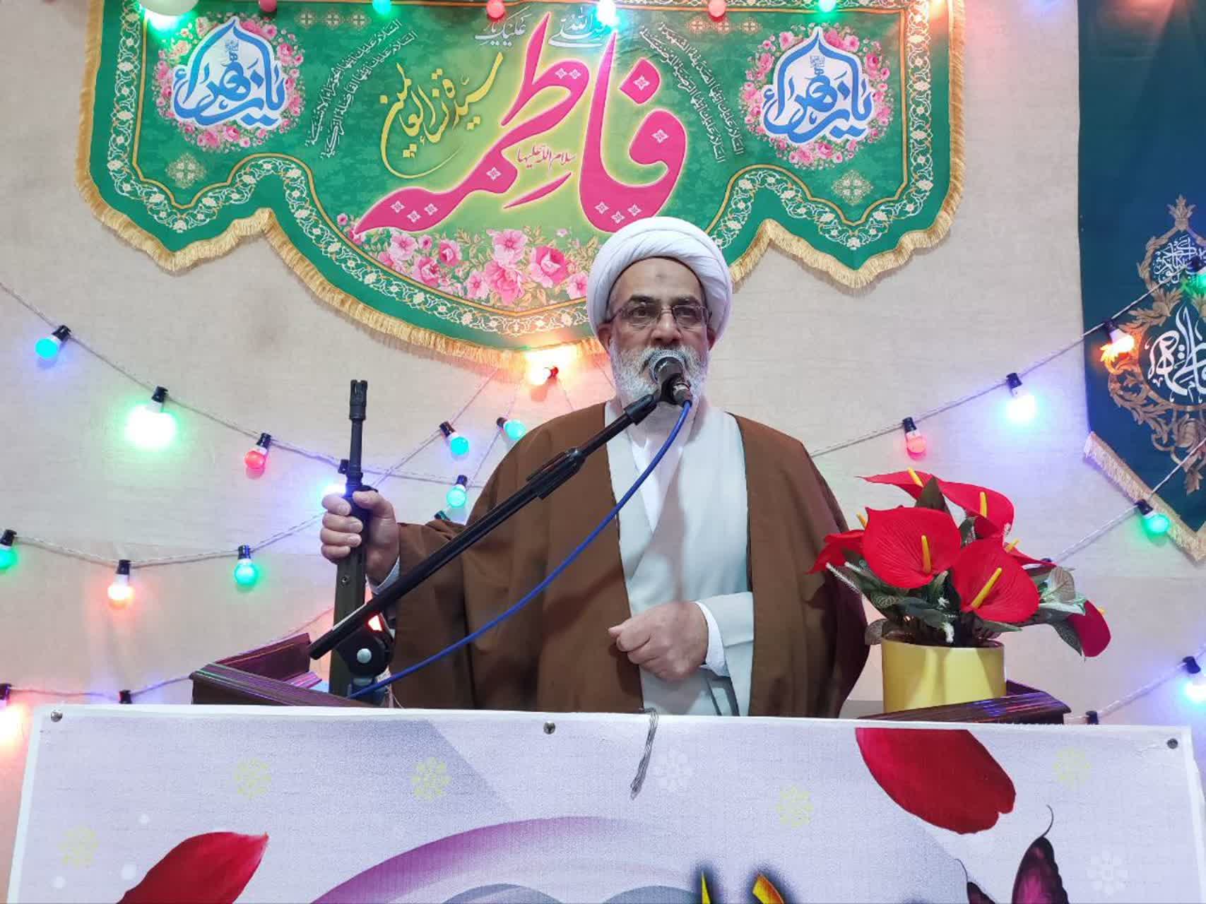 هدف دشمن پاک کردن معارف اسلامی از ذهن نسل جوان است