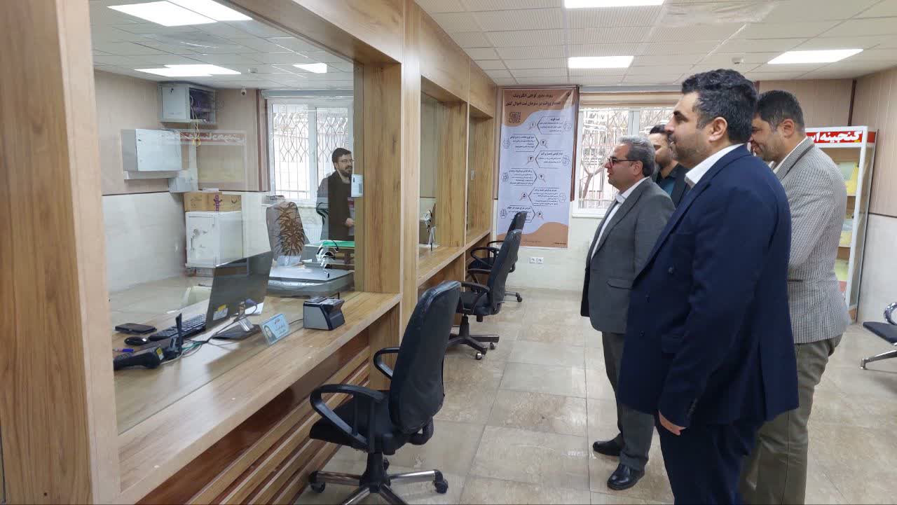 بازدید فرماندار محلات از اداره ثبت احوال به مناسبت روز ملی ثبت احوال