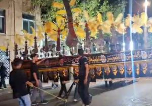 دسته عزاداری شب عاشورا در محلات؛ روایت دلدادگی به سالار شهیدان(ع)