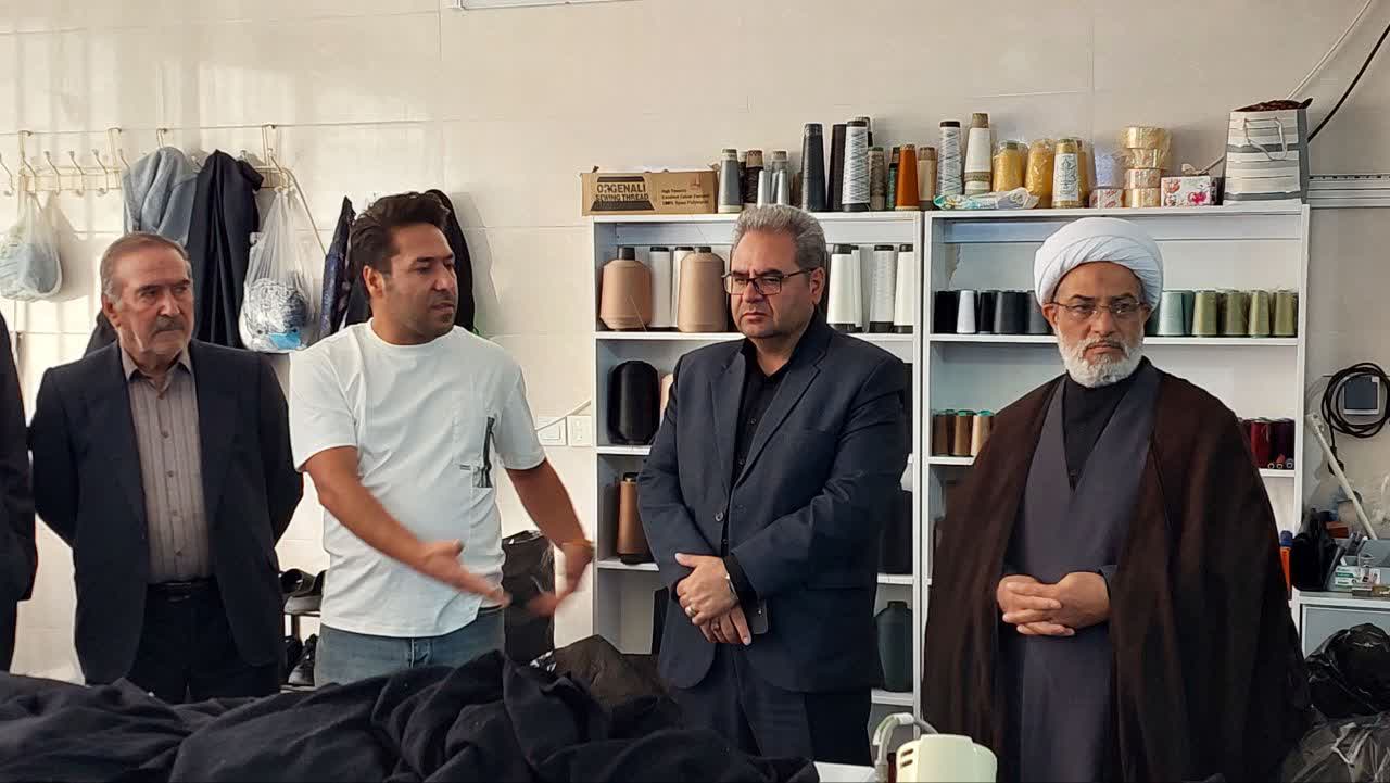 بازدید فرماندار محلات از کارگاه تولیدی پوشاک آفرینش؛ تأکید بر حمایت از تولید و رفع موانع واحدهای صنعتی