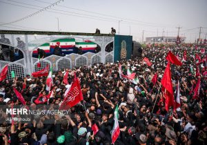 پیکر مطهر امام شهید انقلاب در آغوش جمعیت گستردۀ عزاداران در قم