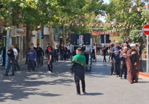 حرکت باشکوه دسته عزاداری اربعین حسینی در محلات برگزار شد